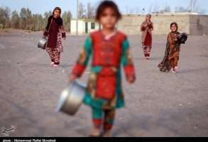 پخش غذای نذری در بین مردم جنوب